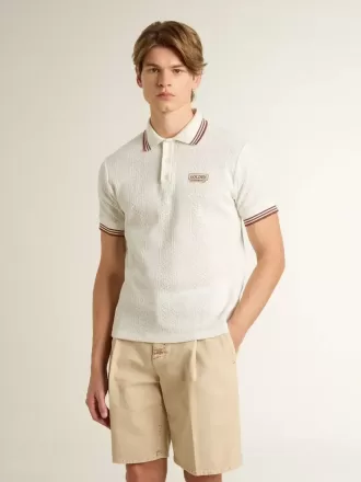 Herren-Poloshirt aus weißem, perforiertem Strick mit burgunderfarbenen Streifendetails