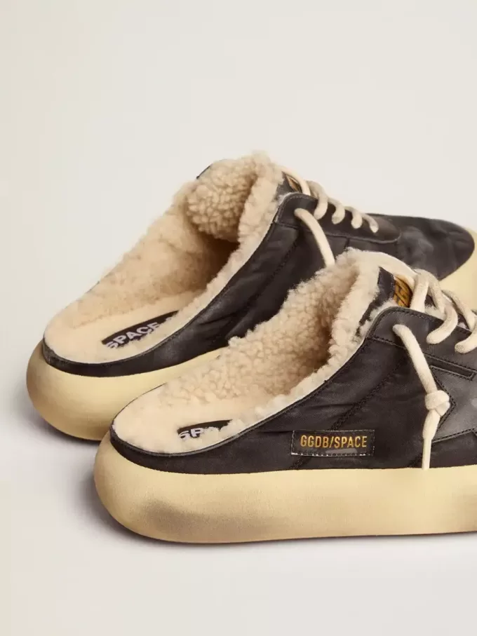 Herren-Sabot-Schuhe Space-Star aus gestepptem schwarzem Nylon mit Lammfellfutter