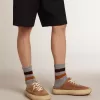 Herren-Sabots „Space-Star” aus tabakfarbenem Wildleder mit perforiertem Stern