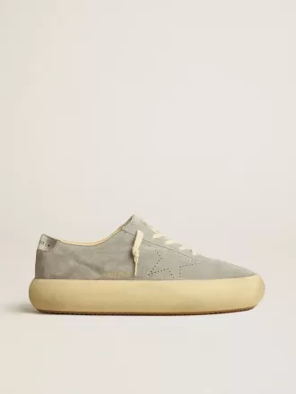 Herren-Schuhe „Space-Star” aus eisgrauem Wildleder mit perforiertem Stern