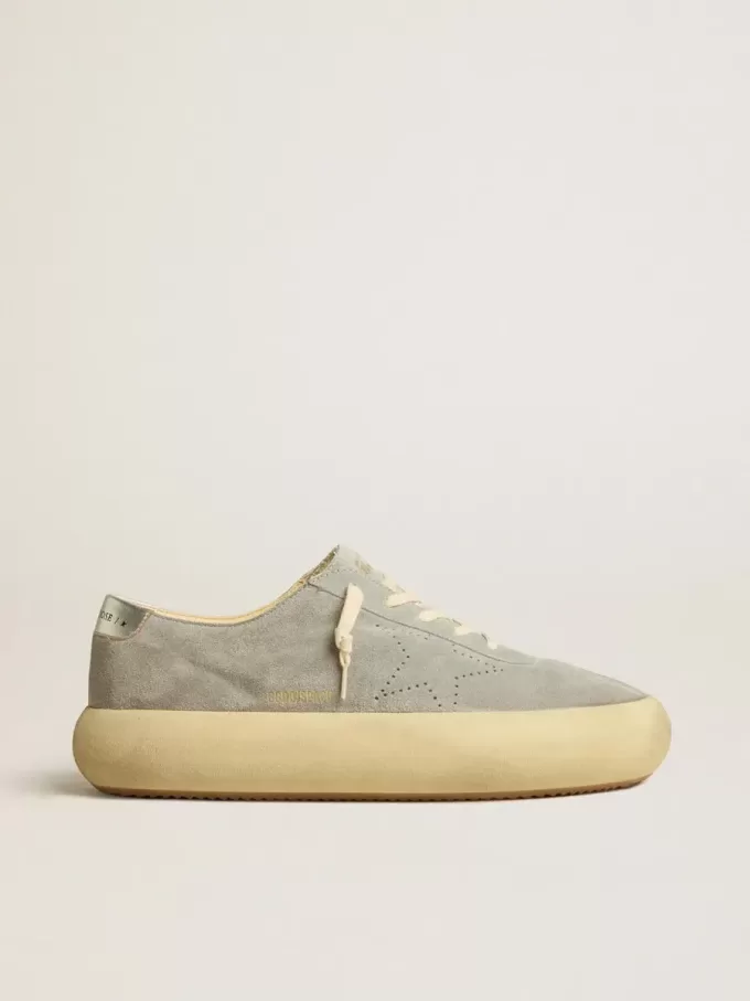 Herren-Schuhe „Space-Star” aus eisgrauem Wildleder mit perforiertem Stern