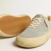 Herren-Schuhe „Space-Star” aus eisgrauem Wildleder mit perforiertem Stern