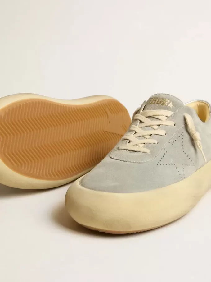 Herren-Schuhe „Space-Star” aus eisgrauem Wildleder mit perforiertem Stern