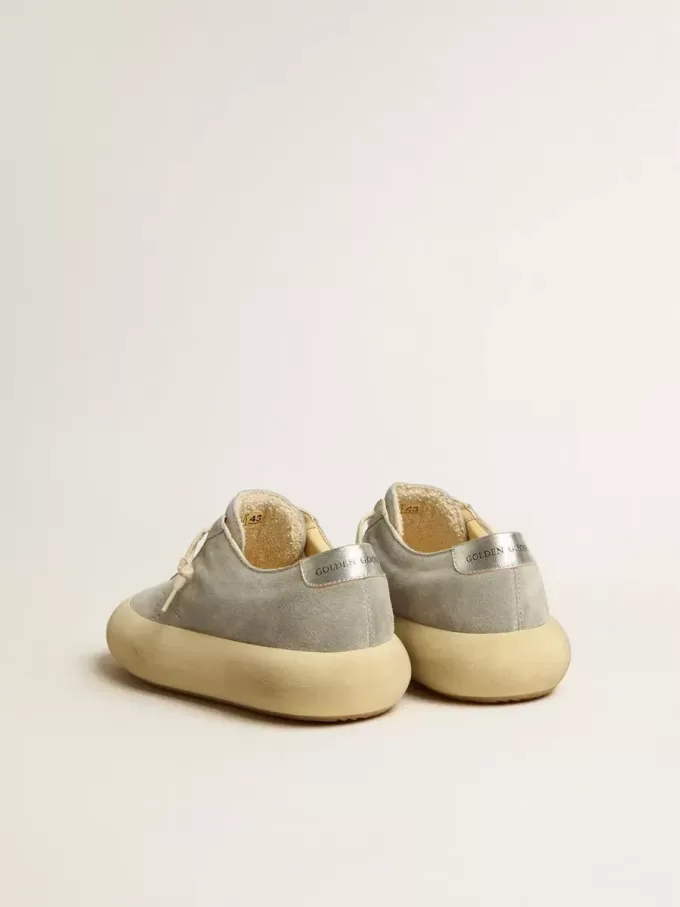 Herren-Schuhe „Space-Star” aus eisgrauem Wildleder mit perforiertem Stern
