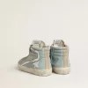 Herren-Slide aus hellblauem Canvas mit silbermetallischem Lederbesatz