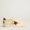 Herren-Sneaker „Ball Star” aus beigem Nappaleder mit burgunderrotem Mesh-Stern und Fersenlasche