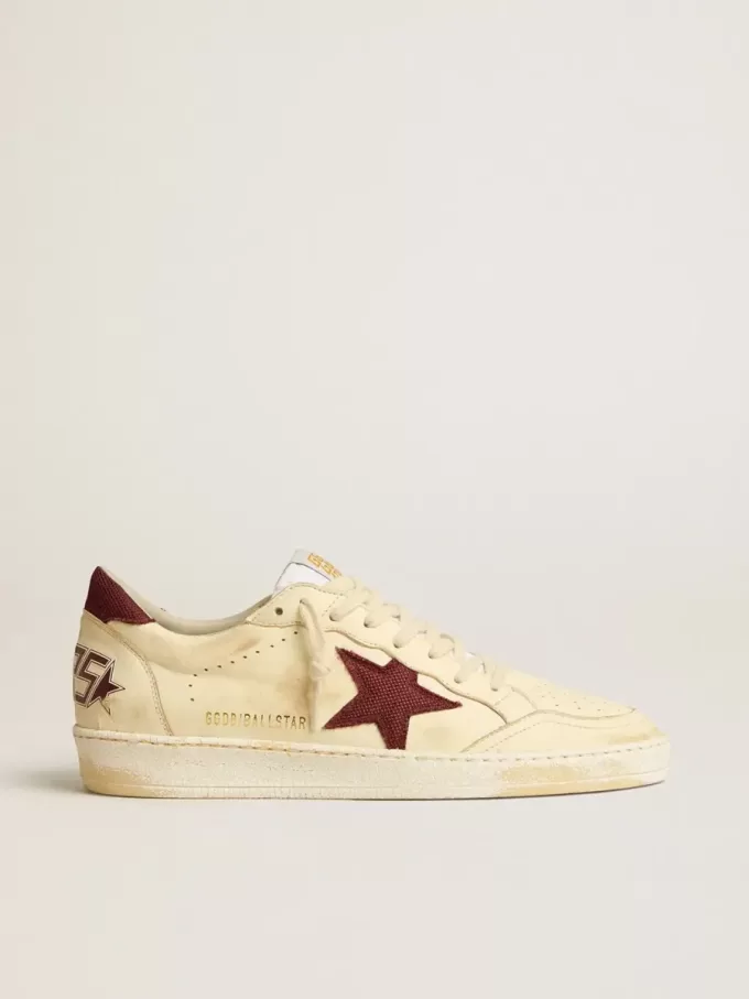 Herren-Sneaker „Ball Star” aus beigem Nappaleder mit burgunderrotem Mesh-Stern und Fersenlasche