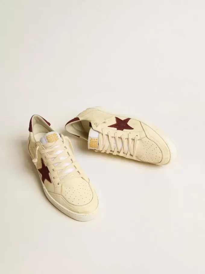 Herren-Sneaker „Ball Star” aus beigem Nappaleder mit burgunderrotem Mesh-Stern und Fersenlasche