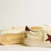 Herren-Sneaker „Ball Star” aus beigem Nappaleder mit burgunderrotem Mesh-Stern und Fersenlasche