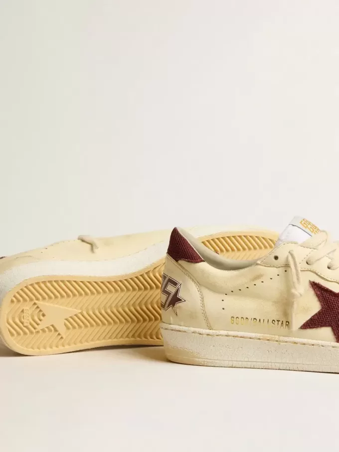 Herren-Sneaker „Ball Star” aus beigem Nappaleder mit burgunderrotem Mesh-Stern und Fersenlasche
