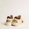 Herren-Sneaker „Ball Star” aus beigem Nappaleder mit burgunderrotem Mesh-Stern und Fersenlasche