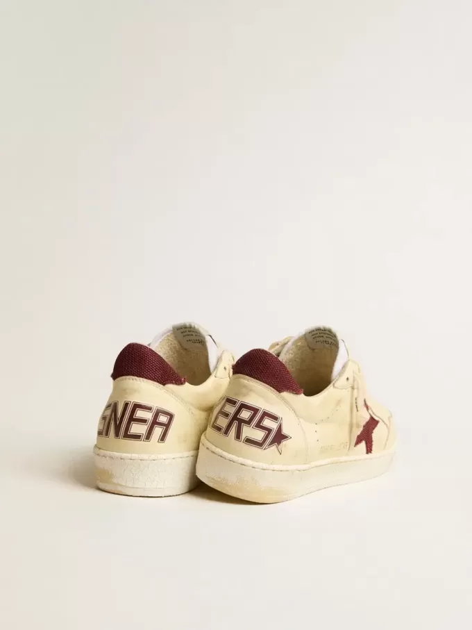 Herren-Sneaker „Ball Star” aus beigem Nappaleder mit burgunderrotem Mesh-Stern und Fersenlasche