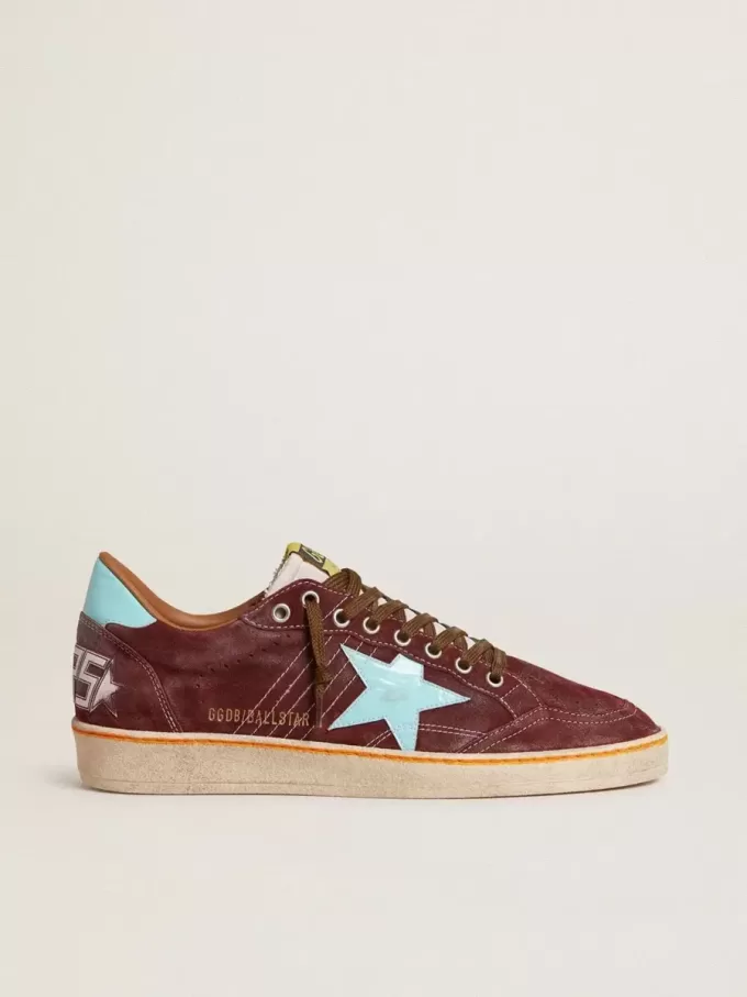 Herren-Sneaker „Ball Star” aus dunkelrotem Wildleder mit hellblauem Stern und Fersenlasche