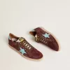 Herren-Sneaker „Ball Star” aus dunkelrotem Wildleder mit hellblauem Stern und Fersenlasche