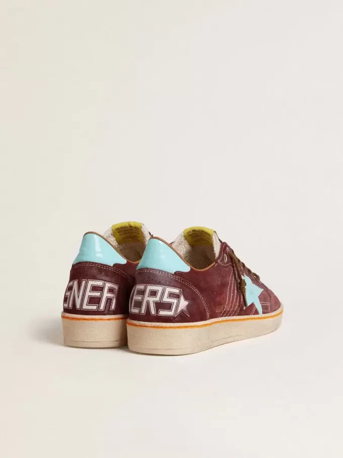 Herren-Sneaker „Ball Star” aus dunkelrotem Wildleder mit hellblauem Stern und Fersenlasche