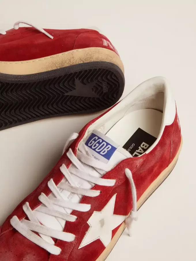 Herren-Sneaker „Ball Star” aus dunkelrotem Wildleder mit weißem Stern und Fersenlasche