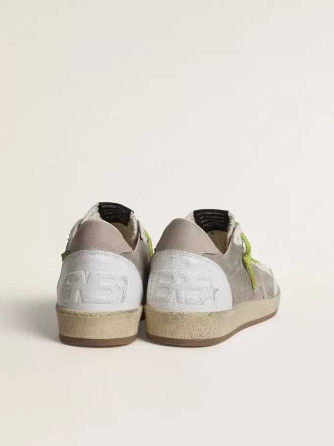 Herren-Sneaker „Ball Star” aus grauem Wildleder mit altrosa Wildlederstern und beigem Lederabsatz Herren-Sneaker „Ball Star” aus grauem Wildleder mit altrosa Wildlederstern und beigem Lederabsatz