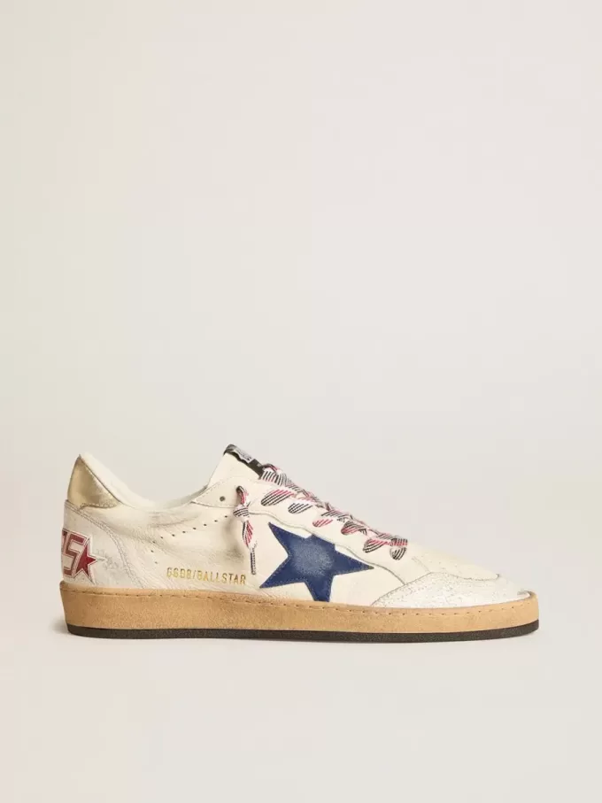 Herren-Sneaker „Ball Star” aus Nappaleder mit blauem Wildlederstern und Fersenlasche aus platinfarbenem Leder Herren-Sneaker „Ball Star” aus Nappaleder mit blauem Wildlederstern und Fersenlasche aus platinfarbenem Leder