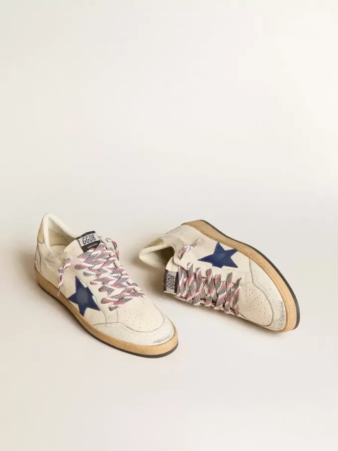 Herren-Sneaker „Ball Star” aus Nappaleder mit blauem Wildlederstern und Fersenlasche aus platinfarbenem Leder Herren-Sneaker „Ball Star” aus Nappaleder mit blauem Wildlederstern und Fersenlasche aus platinfarbenem Leder