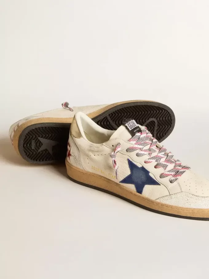 Herren-Sneaker „Ball Star” aus Nappaleder mit blauem Wildlederstern und Fersenlasche aus platinfarbenem Leder Herren-Sneaker „Ball Star” aus Nappaleder mit blauem Wildlederstern und Fersenlasche aus platinfarbenem Leder