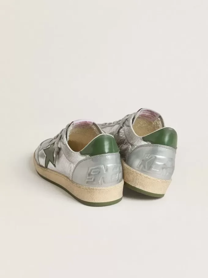 Herren-Sneaker „Ball Star” aus silbernem Nylon mit grünem Lederstern und Fersenlasche