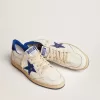 Herren-Sneaker „Ball Star” aus weißem Nappaleder mit blauem Stern und Fersenlasche