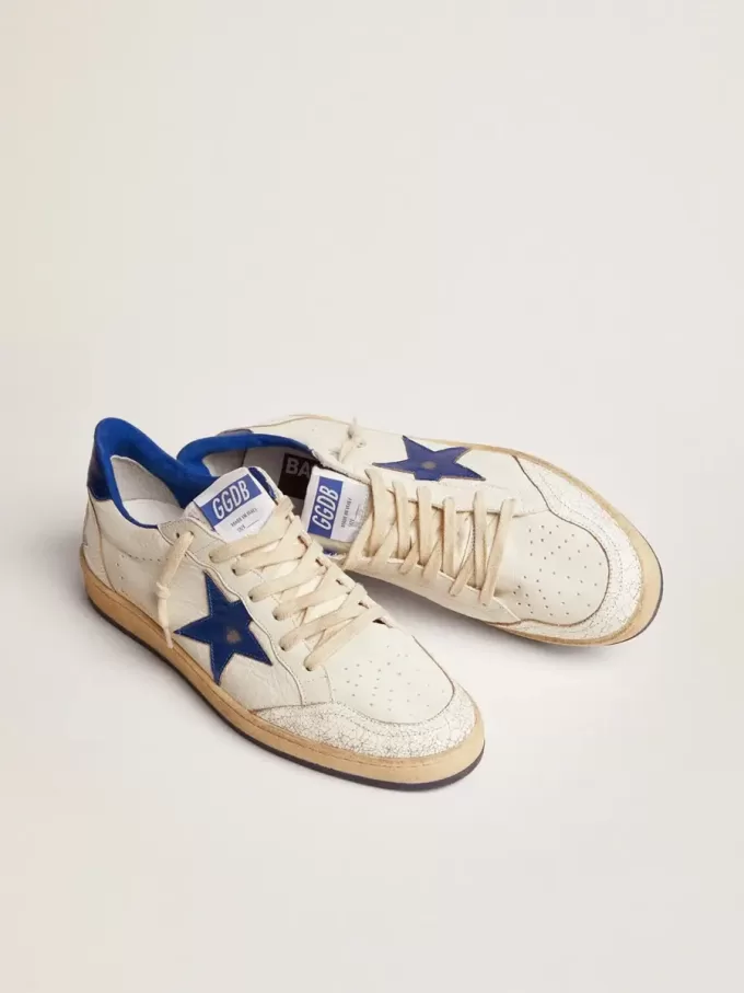 Herren-Sneaker „Ball Star” aus weißem Nappaleder mit blauem Stern und Fersenlasche