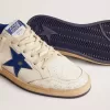 Herren-Sneaker „Ball Star” aus weißem Nappaleder mit blauem Stern und Fersenlasche