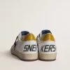 Herren-Sneaker „Ball Star” aus weißem Nappaleder mit gelbem Lederstern und Fersenlasche im Animal-Print