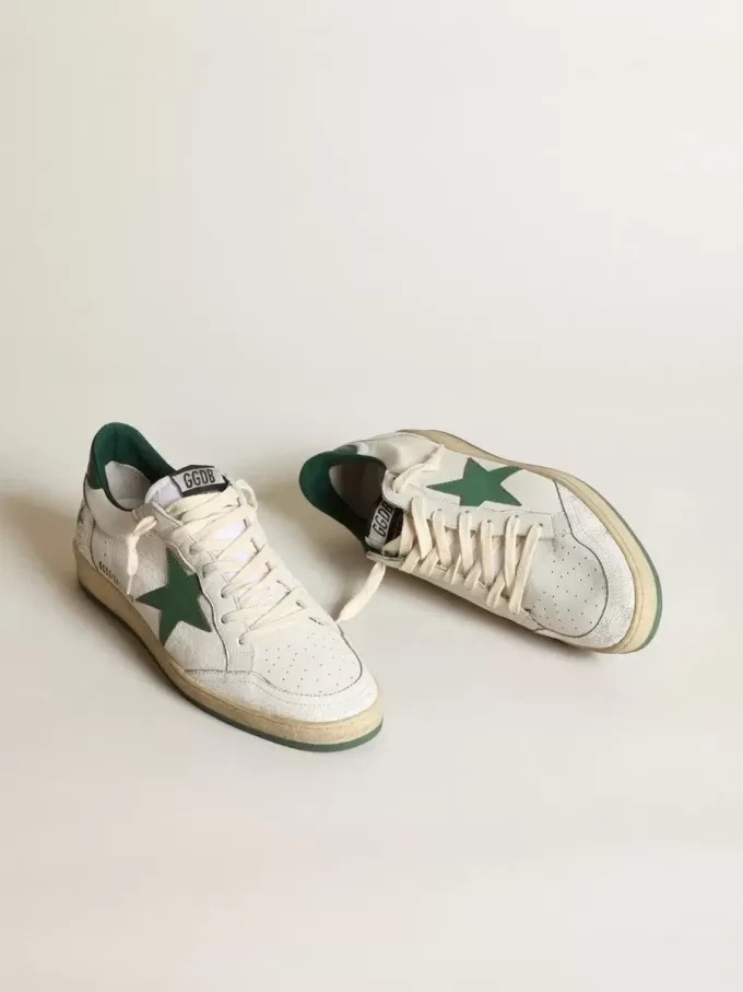 Herren-Sneaker „Ball Star” aus weißem Nappaleder mit grünem Lederstern und Fersenlasche