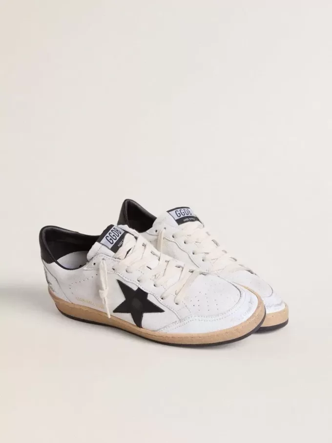 Herren-Sneaker „Ball Star” aus weißem Nappaleder mit schwarzem Stern