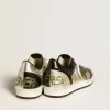 Herren-Sneaker Ball Star LAB aus silbernem Leder mit braunem Lederstern und schwarzer Fersenlasche Herren-Sneaker Ball Star LAB aus silbernem Leder mit braunem Lederstern und schwarzer Fersenlasche