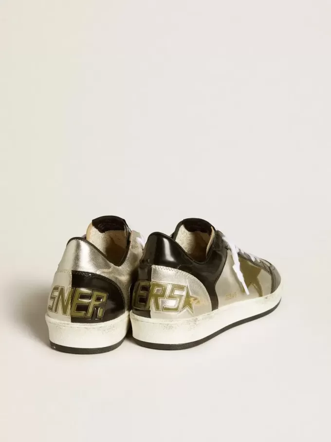 Herren-Sneaker Ball Star LAB aus silbernem Leder mit braunem Lederstern und schwarzer Fersenlasche Herren-Sneaker Ball Star LAB aus silbernem Leder mit braunem Lederstern und schwarzer Fersenlasche
