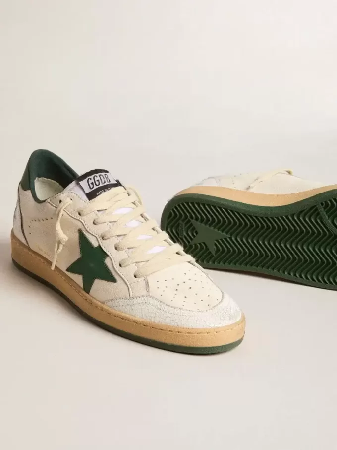 Herren-Sneaker „Ball Star Wishes” aus weißem Nappaleder mit grünem Lederstern und Fersenlasche