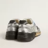 Herren-Sneaker Dad-Star aus Mesh und silberfarbenem Folienleder mit schwarzem Lederstern