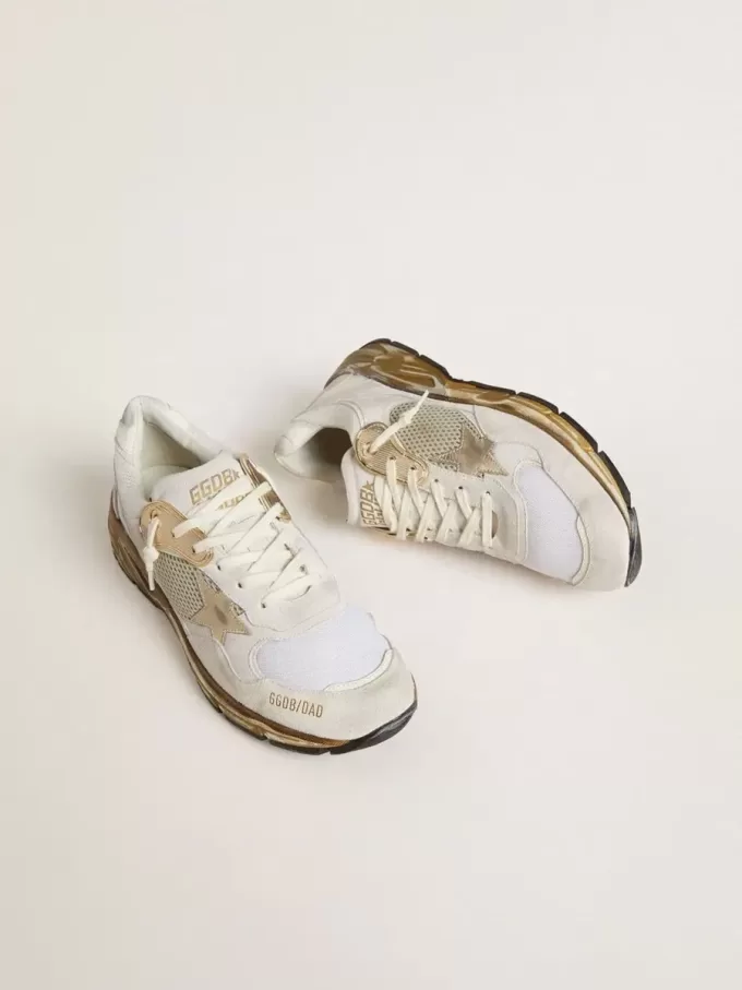 Herren-Sneaker Dad-Star aus Mesh und weißem Wildleder mit goldfolienbeschichtetem Lederstern