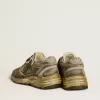 Herren-Sneaker Dad-Star aus Wildleder und Nylon mit khakifarbenem Lederstern und Fersenlasche
