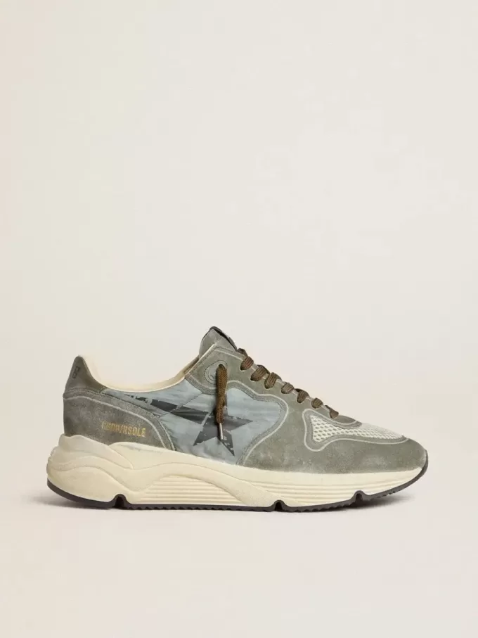 Herren-Sneaker „Running Sole” aus hellblauem Nylon mit schwarzem Stern und grüner Lederlasche an der Ferse