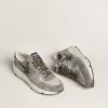 Herren-Sneaker „Running Sole” aus hellblauem Nylon mit schwarzem Stern und grüner Lederlasche an der Ferse