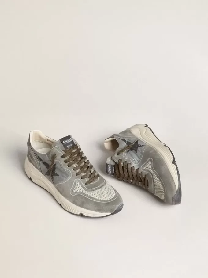 Herren-Sneaker „Running Sole” aus hellblauem Nylon mit schwarzem Stern und grüner Lederlasche an der Ferse