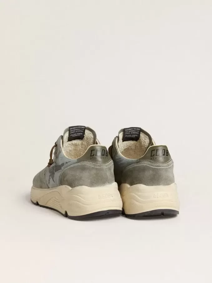 Herren-Sneaker „Running Sole” aus hellblauem Nylon mit schwarzem Stern und grüner Lederlasche an der Ferse