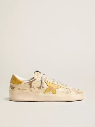 Herren-Sneaker Stardan aus beigem Leder mit honigfarbenem Nubuk-Stern und Fersenlasche Herren-Sneaker Stardan aus beigem Leder mit honigfarbenem Nubuk-Stern und Fersenlasche