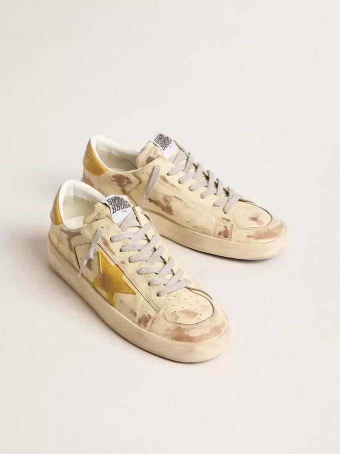 Herren-Sneaker Stardan aus beigem Leder mit honigfarbenem Nubuk-Stern und Fersenlasche