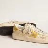 Herren-Sneaker Stardan aus beigem Leder mit honigfarbenem Nubuk-Stern und Fersenlasche