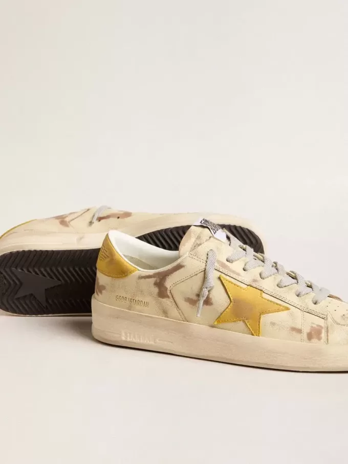 Herren-Sneaker Stardan aus beigem Leder mit honigfarbenem Nubuk-Stern und Fersenlasche