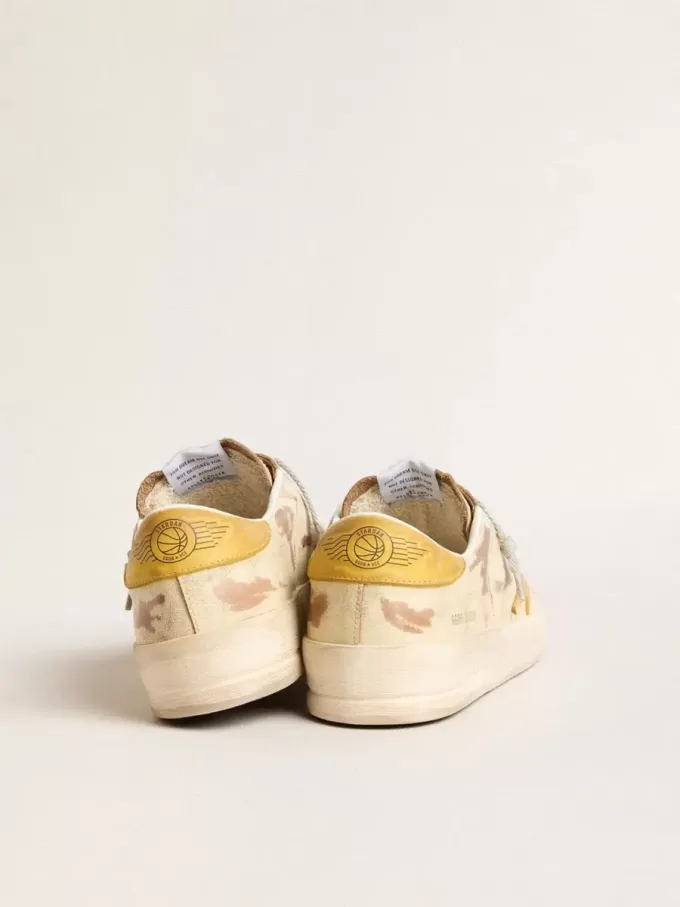 Herren-Sneaker Stardan aus beigem Leder mit honigfarbenem Nubuk-Stern und Fersenlasche