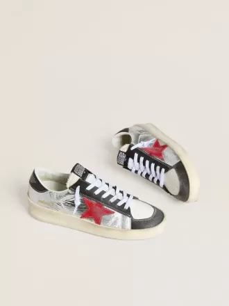 Herren-Sneaker „Stardan” aus laminiertem silbernem Nylon mit burgunderrotem Wildlederstern Herren-Sneaker „Stardan” aus laminiertem silbernem Nylon mit burgunderrotem Wildlederstern