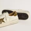 Herren-Sneaker Stardan aus weißem Leder mit militärgrünem Leder mit Schlangenprint, Stern und Fersenlasche