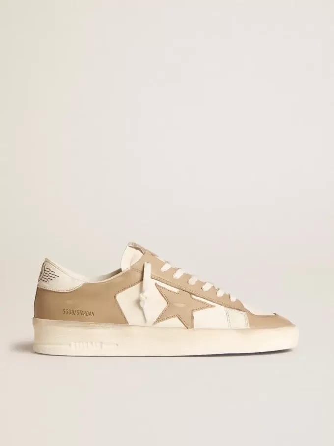 Herren-Sneaker Stardan aus weißem und beigem Leder mit beigem Stern und weißer Fersenlasche