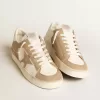 Herren-Sneaker Stardan aus weißem und beigem Leder mit beigem Stern und weißer Fersenlasche